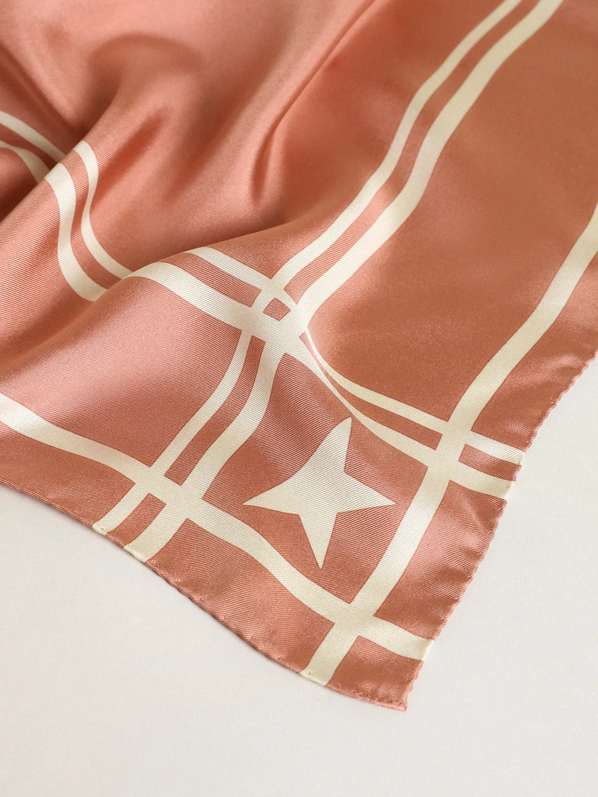 Old-rose-colored Golden Collection scarf with contrasting white stars and stripes